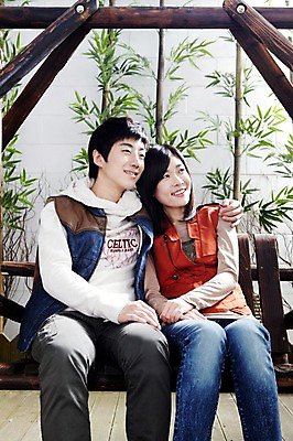 포토 JPG 주간 전신 모델 학생 라이프스타일 커플 응시 시선 여자 남자 대학생 포즈 운동화 바지 모션 어깨동무 대학생라이프 함께함 미소 웃음 사람 앉기 동양인 20대 성인 야외 두명 라이프 앞모습 캠퍼스라이프 다정 한국인 청바지 즐거움 그네 MT 흔들의자 긴팔티셔츠 청년만 성인만 국내포토 자연요소 감정 뷰포인트 신발 컨셉 티셔츠 의자 관계 하의 표정 인종 청년 생활 파일형식