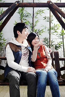 포토 JPG 주간 전신 모델 학생 라이프스타일 커플 여자 남자 대학생 포즈 운동화 바지 모션 어깨동무 대학생라이프 함께함 미소 웃음 사람 앉기 동양인 손짓 20대 성인 야외 두명 라이프 앞모습 캠퍼스라이프 다정 한국인 청바지 가리킴 그네 MT 흔들의자 긴팔티셔츠 청년만 성인만 국내포토 자연요소 뷰포인트 신발 컨셉 티셔츠 의자 관계 하의 표정 인종 청년 생활 파일형식