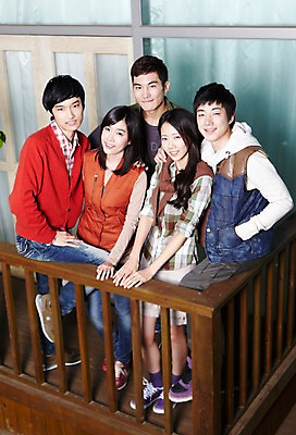 포토 JPG 주간 전신 학생 라이프스타일 여자 남자 대학생 포즈 운동화 셔츠 티셔츠 남방 반바지 바지 모션 어깨동무 대학생라이프 함께함 서기 미소 웃음 사람 동양인 손짓 여러명 20대 성인 야외 라이프 친구 캠퍼스라이프 한국인 청바지 주머니 카디건 즐거움 MT 긴팔티셔츠 청년만 성인만 국내포토 자연요소 감정 다수 신발 컨셉 상의 관계 하의 표정 인종 청년 생활 외투 파일형식