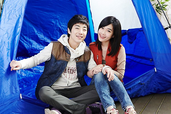 포토 JPG 주간 전신 모델 학생 라이프스타일 커플 여자 남자 대학생 여행 포즈 운동화 바지 모션 대학생라이프 함께함 텐트 미소 웃음 사람 앉기 동양인 20대 성인 야외 두명 라이프 앞모습 친구 팔짱 캠퍼스라이프 다정 캠핑 한국인 청바지 단발머리 즐거움 MT 캠퍼스커플 후드티셔츠 긴팔티셔츠 청년만 성인만 국내포토 자연요소 헤어스타일 감정 뷰포인트 신발 컨셉 티셔츠 관계 하의 레저 표정 캠핑도구 인종 청년 생활 파일형식
