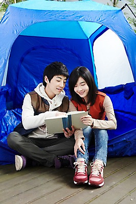 포토 JPG 주간 전신 모델 학생 라이프스타일 커플 여자 남자 대학생 여행 포즈 운동화 바지 모션 대학생라이프 함께함 텐트 미소 웃음 사람 앉기 동양인 20대 성인 야외 두명 라이프 앞모습 책 친구 캠퍼스라이프 다정 캠핑 한국인 청바지 단발머리 즐거움 MT 후드티셔츠 긴팔티셔츠 청년만 성인만 국내포토 자연요소 헤어스타일 감정 뷰포인트 신발 컨셉 티셔츠 관계 하의 레저 표정 캠핑도구 인종 청년 생활 파일형식