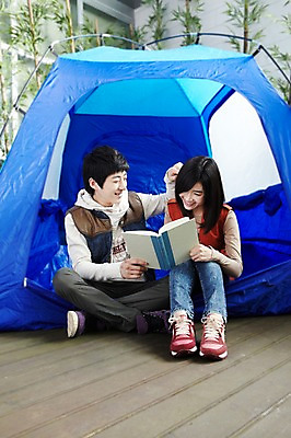 포토 JPG 주간 전신 모델 학생 라이프스타일 커플 여자 남자 대학생 여행 포즈 운동화 바지 모션 대학생라이프 함께함 텐트 미소 웃음 사람 앉기 동양인 20대 성인 야외 두명 라이프 앞모습 책 친구 캠퍼스라이프 다정 캠핑 만지기 한국인 청바지 단발머리 MT 캠퍼스커플 후드티셔츠 긴팔티셔츠 청년만 성인만 쓰다듬기 국내포토 자연요소 헤어스타일 뷰포인트 신발 컨셉 티셔츠 관계 하의 레저 표정 캠핑도구 인종 청년 생활 파일형식