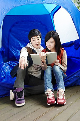 포토 JPG 주간 전신 모델 학생 라이프스타일 커플 여자 남자 대학생 여행 포즈 운동화 바지 모션 대학생라이프 함께함 텐트 미소 웃음 사람 앉기 동양인 20대 성인 야외 두명 라이프 앞모습 책 친구 캠퍼스라이프 다정 캠핑 한국인 청바지 단발머리 즐거움 MT 캠퍼스커플 후드티셔츠 긴팔티셔츠 청년만 성인만 국내포토 자연요소 헤어스타일 감정 뷰포인트 신발 컨셉 티셔츠 관계 하의 레저 표정 캠핑도구 인종 청년 생활 파일형식