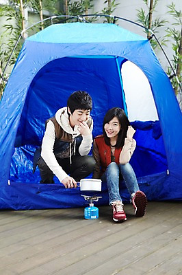 포토 JPG 주간 전신 모델 학생 라이프스타일 여자 남자 대학생 여행 포즈 운동화 바지 모션 대학생라이프 텐트 캠핑도구 미소 웃음 사람 앉기 동양인 20대 성인 야외 두명 라이프 앞모습 캠퍼스라이프 캠핑 한국인 청바지 단발머리 소시지 버너 MT 햄 후드티셔츠 코펠 긴팔티셔츠 청년만 성인만 국내포토 자연요소 헤어스타일 뷰포인트 신발 티셔츠 하의 레저 표정 육류 인종 청년 생활 도구 가공식품 파일형식