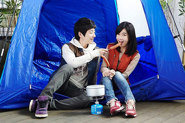 포토 JPG 주간 전신 모델 학생 라이프스타일 커플 여자 남자 대학생 여행 포즈 운동화 바지 모션 대학생라이프 함께함 텐트 캠핑도구 미소 웃음 사람 앉기 동양인 20대 성인 야외 두명 라이프 앞모습 친구 캠퍼스라이프 다정 캠핑 한국인 청바지 단발머리 소시지 버너 즐거움 MT 햄 캠퍼스커플 후드티셔츠 코펠 긴팔티셔츠 청년만 성인만 국내포토 자연요소 헤어스타일 감정 뷰포인트 신발 컨셉 티셔츠 관계 하의 레저 표정 육류 인종 청년 생활 도구 가공식품 파일형식