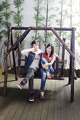 포토 JPG 주간 전신 모델 학생 라이프스타일 커플 여자 남자 대학생 포즈 운동화 바지 모션 어깨동무 대학생라이프 함께함 미소 웃음 사람 앉기 동양인 20대 성인 야외 두명 라이프 앞모습 친구 손들기 캠퍼스라이프 다정 한국인 청바지 즐거움 그네 MT 캠퍼스커플 흔들의자 긴팔티셔츠 청년만 성인만 국내포토 자연요소 감정 뷰포인트 신발 컨셉 티셔츠 의자 관계 하의 표정 인종 청년 생활 파일형식