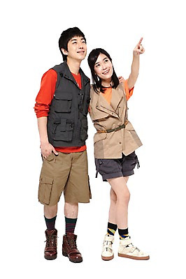 포토 JPG 스튜디오촬영 전신 모델 학생 라이프스타일 응시 시선 여자 남자 대학생 포즈 운동화 반바지 모션 대학생라이프 실내 서기 미소 웃음 누끼 사람 동양인 손짓 20대 성인 두명 라이프 친구 캠퍼스라이프 한국인 검지손가락 반팔티셔츠 가리킴 조끼 동료 즐거움 국토대장정 청년만 성인만 국내포토 감정 신발 티셔츠 바지 손가락 관계 표정 인종 청년 내부 생활 외투 파일형식