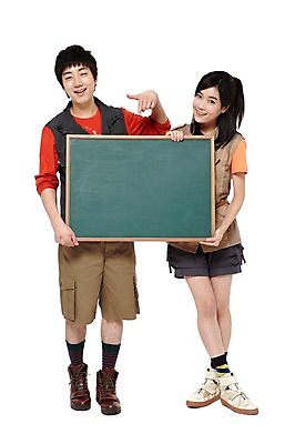 포토 JPG 스튜디오촬영 전신 모델 학생 라이프스타일 여자 남자 대학생 포즈 운동화 반바지 모션 대학생라이프 실내 서기 미소 웃음 들기 누끼 사람 동양인 손짓 20대 성인 두명 라이프 친구 캠퍼스라이프 칠판 한국인 검지손가락 반팔티셔츠 가리킴 조끼 동료 즐거움 국토대장정 청년만 성인만 국내포토 감정 신발 티셔츠 바지 손가락 관계 표정 인종 청년 내부 생활 외투 파일형식