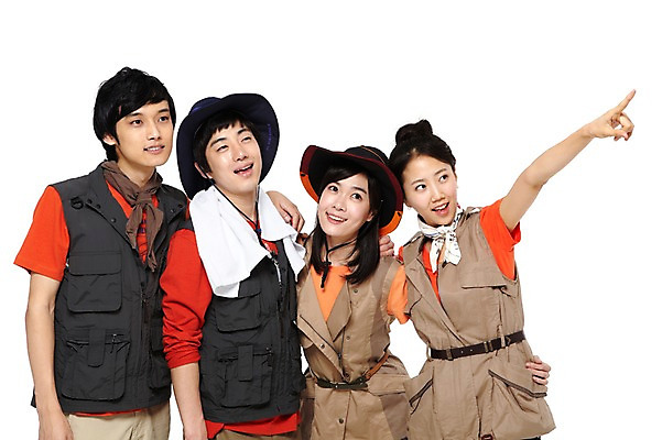 포토 JPG 스튜디오촬영 모델 모자 학생 라이프스타일 응시 여자 남자 대학생 포즈 운동화 반바지 모션 어깨동무 대학생라이프 실내 서기 미소 웃음 누끼 사람 동양인 손짓 여러명 상반신 20대 성인 라이프 친구 수건 캠퍼스라이프 한국인 검지손가락 반팔티셔츠 가리킴 조끼 동료 즐거움 국토대장정 청년만 성인만 국내포토 시선 잡화 감정 다수 신발 티셔츠 바지 손가락 관계 표정 인종 청년 내부 생활 위생용품 외투 파일형식