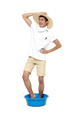 포토 JPG 스튜디오촬영 전신 모델 모자 학생 라이프스타일 남자 대학생 허리손 포즈 운동화 티셔츠 반바지 모션 대학생라이프 실내 한명 서기 미소 웃음 누끼 사람 동양인 20대 성인 라이프 앞모습 수건 손들기 캠퍼스라이프 한국인 농촌 봉사 도움 빨래 즐거움 밀짚모자 대야 농촌봉사활동 농활 일손 남자만 남자한명만 성인남자만 청년만 청년남자만 청년남자한명만 성인한명만 성인남자한명만 성인만 국내포토 모자_잡화 1 잡화 감정 뷰포인트 신발 컨셉 셔츠 가사 바지 표정 인종 청년 내부 생활 위생용품 시골 파일형식