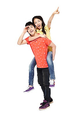 포토 JPG 스튜디오촬영 전신 모델 학생 라이프스타일 커플 시선 여자 남자 한쌍 대학생 포즈 운동화 모션 대학생라이프 함께함 실내 서기 미소 웃음 누끼 사람 동양인 손짓 20대 성인 두명 라이프 앞모습 친구 캠퍼스라이프 기쁨 한국인 검지손가락 반팔티셔츠 청바지 가리킴 커플티 캠퍼스커플 열정 업기 포니테일 청년만 성인만 국내포토 헤어스타일 감정 뷰포인트 신발 컨셉 티셔츠 바지 손가락 관계 표정 인종 청년 내부 생활 커플룩 파일형식