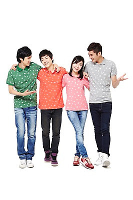 포토 JPG 스튜디오촬영 전신 모델 학생 라이프스타일 여자 남자 대학생 포즈 운동화 모션 어깨동무 대학생라이프 함께함 실내 서기 미소 웃음 누끼 사람 동양인 손짓 여러명 20대 성인 라이프 앞모습 친구 캠퍼스라이프 다정 한국인 반팔티셔츠 청바지 즐거움 열정 포니테일 청년만 성인만 국내포토 헤어스타일 감정 뷰포인트 다수 신발 컨셉 티셔츠 바지 관계 표정 인종 청년 내부 생활 파일형식