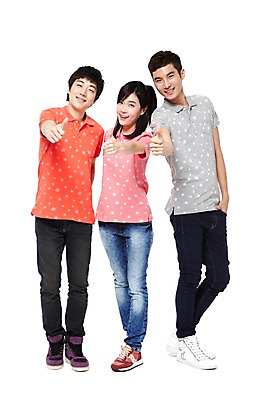 포토 JPG 스튜디오촬영 전신 모델 학생 라이프스타일 여자 남자 대학생 포즈 운동화 대학생라이프 함께함 실내 서기 웃음 누끼 사람 동양인 손짓 20대 성인 라이프 앞모습 세명 친구 캠퍼스라이프 다정 기쁨 한국인 엄지손가락 반팔티셔츠 청바지 최고 열정 포니테일 청년만 성인만 국내포토 헤어스타일 감정 뷰포인트 신발 컨셉 티셔츠 바지 손가락 관계 모션 표정 인종 청년 내부 생활 파일형식