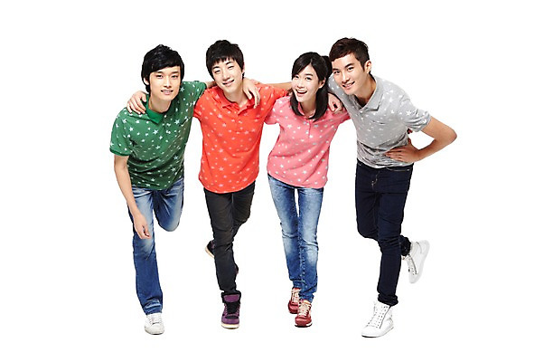 포토 JPG 스튜디오촬영 전신 모델 학생 라이프스타일 여자 남자 대학생 허리손 포즈 운동화 모션 어깨동무 협력 대학생라이프 함께함 실내 서기 미소 웃음 누끼 사람 동양인 손짓 여러명 20대 성인 라이프 앞모습 친구 캠퍼스라이프 한국인 반팔티셔츠 청바지 즐거움 열정 포니테일 청년만 성인만 국내포토 헤어스타일 감정 뷰포인트 다수 신발 컨셉 티셔츠 바지 관계 표정 인종 청년 내부 생활 파일형식