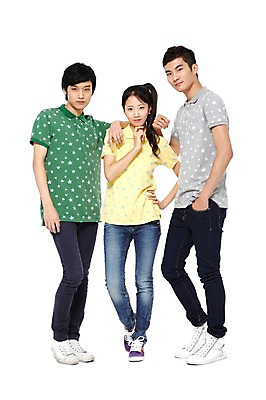 포토 JPG 스튜디오촬영 전신 모델 학생 라이프스타일 여자 남자 대학생 포즈 운동화 모션 대학생라이프 함께함 실내 서기 미소 웃음 누끼 사람 동양인 손짓 20대 성인 라이프 앞모습 세명 친구 손들기 캠퍼스라이프 턱괴기 기쁨 한국인 반팔티셔츠 청바지 열정 포니테일 청년만 성인만 국내포토 헤어스타일 감정 뷰포인트 신발 컨셉 티셔츠 바지 관계 표정 인종 청년 내부 생활 파일형식