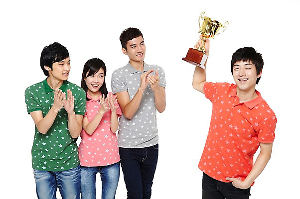 포토 JPG 스튜디오촬영 모델 학생 라이프스타일 여자 남자 대학생 포즈 운동화 대학생라이프 함께함 실내 서기 웃음 누끼 사람 동양인 손짓 여러명 상반신 20대 성인 라이프 앞모습 친구 캠퍼스라이프 기쁨 한국인 반팔티셔츠 청바지 축하 우승 최고 박수 트로피 즐거움 열정 포니테일 청년만 성인만 국내포토 헤어스타일 감정 뷰포인트 다수 신발 컨셉 티셔츠 바지 관계 모션 표정 인종 청년 내부 생활 상_우승 파일형식