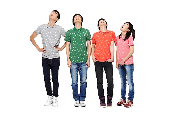 포토 JPG 스튜디오촬영 전신 모델 학생 라이프스타일 응시 시선 여자 남자 대학생 포즈 운동화 모션 대학생라이프 함께함 실내 서기 미소 웃음 누끼 사람 동양인 손짓 여러명 20대 성인 라이프 앞모습 친구 캠퍼스라이프 한국인 올려보기 반팔티셔츠 청바지 열정 포니테일 청년만 성인만 국내포토 헤어스타일 감정 뷰포인트 다수 신발 컨셉 티셔츠 바지 관계 표정 인종 청년 내부 생활 파일형식