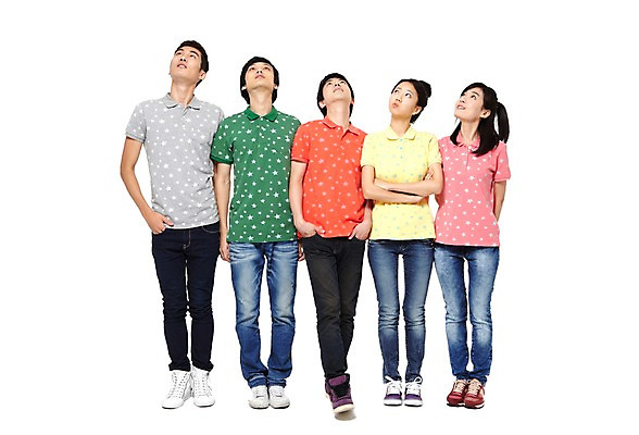 포토 JPG 스튜디오촬영 전신 모델 학생 라이프스타일 응시 시선 여자 남자 대학생 포즈 운동화 모션 대학생라이프 함께함 실내 서기 미소 웃음 누끼 사람 동양인 손짓 여러명 20대 성인 라이프 앞모습 친구 캠퍼스라이프 한국인 올려보기 반팔티셔츠 청바지 열정 포니테일 청년만 성인만 국내포토 헤어스타일 감정 뷰포인트 다수 신발 컨셉 티셔츠 바지 관계 표정 인종 청년 내부 생활 파일형식