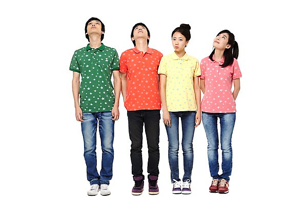 포토 JPG 스튜디오촬영 전신 모델 학생 라이프스타일 응시 시선 여자 남자 대학생 포즈 운동화 모션 대학생라이프 함께함 실내 서기 미소 웃음 누끼 사람 동양인 손짓 여러명 20대 성인 라이프 앞모습 친구 캠퍼스라이프 한국인 올려보기 반팔티셔츠 청바지 열정 포니테일 청년만 성인만 국내포토 헤어스타일 감정 뷰포인트 다수 신발 컨셉 티셔츠 바지 관계 표정 인종 청년 내부 생활 파일형식