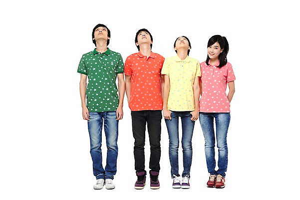 포토 JPG 스튜디오촬영 전신 모델 학생 라이프스타일 응시 시선 여자 남자 대학생 포즈 운동화 모션 대학생라이프 함께함 실내 서기 미소 웃음 누끼 사람 동양인 손짓 여러명 20대 성인 라이프 앞모습 친구 캠퍼스라이프 한국인 올려보기 반팔티셔츠 청바지 열정 포니테일 청년만 성인만 국내포토 헤어스타일 감정 뷰포인트 다수 신발 컨셉 티셔츠 바지 관계 표정 인종 청년 내부 생활 파일형식