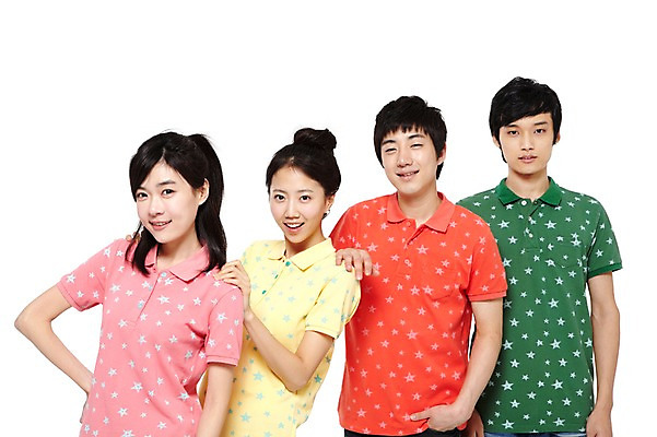 포토 JPG 스튜디오촬영 모델 학생 라이프스타일 여자 남자 대학생 허리손 포즈 운동화 모션 대학생라이프 함께함 실내 서기 미소 웃음 누끼 사람 동양인 손짓 여러명 상반신 20대 성인 라이프 앞모습 친구 캠퍼스라이프 한국인 반팔티셔츠 청바지 즐거움 열정 포니테일 청년만 성인만 국내포토 헤어스타일 감정 뷰포인트 다수 신발 컨셉 티셔츠 바지 관계 표정 인종 청년 내부 생활 파일형식