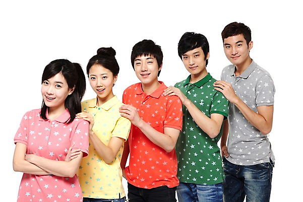 포토 JPG 스튜디오촬영 모델 학생 라이프스타일 여자 남자 대학생 포즈 운동화 모션 어깨동무 대학생라이프 함께함 실내 서기 미소 웃음 누끼 사람 동양인 손짓 여러명 상반신 20대 성인 라이프 앞모습 친구 팔짱 캠퍼스라이프 한국인 반팔티셔츠 청바지 즐거움 열정 포니테일 청년만 성인만 국내포토 헤어스타일 감정 뷰포인트 다수 신발 컨셉 티셔츠 바지 관계 표정 인종 청년 내부 생활 파일형식