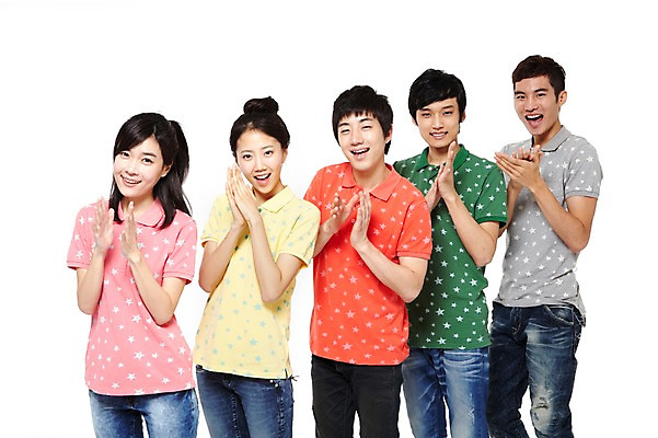 포토 JPG 스튜디오촬영 모델 학생 라이프스타일 여자 남자 대학생 포즈 운동화 모션 대학생라이프 함께함 실내 서기 미소 웃음 누끼 사람 동양인 손짓 여러명 상반신 20대 성인 라이프 앞모습 친구 캠퍼스라이프 한국인 반팔티셔츠 청바지 축하 손뼉 박수 즐거움 열정 포니테일 청년만 성인만 국내포토 헤어스타일 감정 뷰포인트 다수 신발 컨셉 티셔츠 바지 관계 표정 인종 청년 내부 생활 파일형식