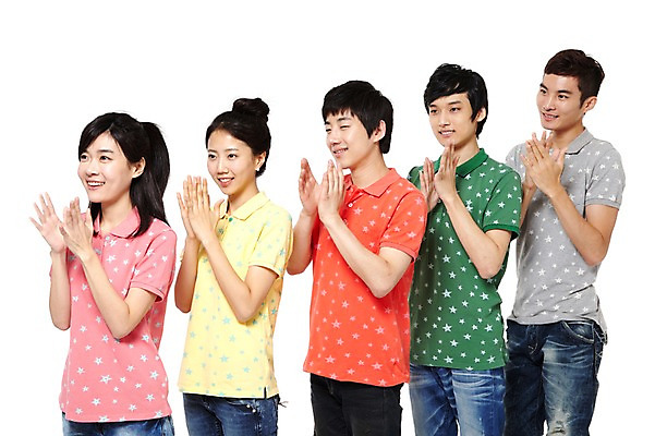 포토 JPG 스튜디오촬영 모델 학생 라이프스타일 여자 남자 대학생 포즈 운동화 모션 대학생라이프 함께함 실내 서기 미소 웃음 누끼 사람 동양인 손짓 여러명 상반신 20대 성인 라이프 앞모습 친구 캠퍼스라이프 한국인 반팔티셔츠 청바지 축하 손뼉 박수 즐거움 열정 포니테일 청년만 성인만 국내포토 헤어스타일 감정 뷰포인트 다수 신발 컨셉 티셔츠 바지 관계 표정 인종 청년 내부 생활 파일형식