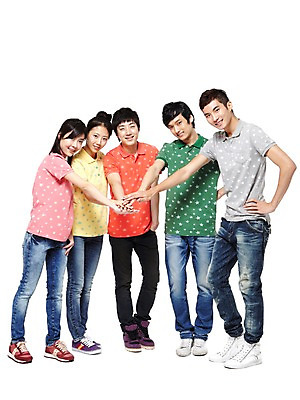 포토 JPG 스튜디오촬영 전신 모델 학생 라이프스타일 여자 남자 대학생 포즈 운동화 모션 협력 대학생라이프 함께함 실내 서기 미소 웃음 누끼 사람 동양인 손짓 여러명 20대 성인 라이프 앞모습 친구 캠퍼스라이프 파이팅 한국인 반팔티셔츠 청바지 즐거움 열정 하이파이브 손모으기 포니테일 청년만 성인만 국내포토 헤어스타일 감정 뷰포인트 다수 신발 컨셉 티셔츠 바지 관계 표정 인종 청년 내부 생활 파일형식