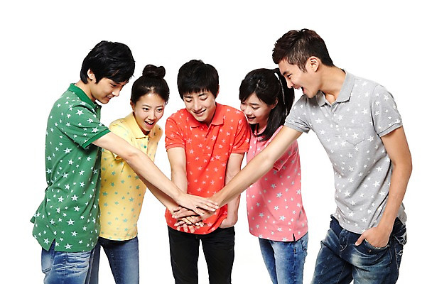 포토 JPG 스튜디오촬영 모델 학생 라이프스타일 여자 남자 대학생 포즈 운동화 모션 협력 대학생라이프 함께함 실내 서기 미소 웃음 누끼 사람 동양인 손짓 여러명 상반신 20대 성인 라이프 앞모습 친구 캠퍼스라이프 파이팅 한국인 반팔티셔츠 청바지 즐거움 열정 하이파이브 손모으기 포니테일 청년만 성인만 국내포토 헤어스타일 감정 뷰포인트 다수 신발 컨셉 티셔츠 바지 관계 표정 인종 청년 내부 생활 파일형식