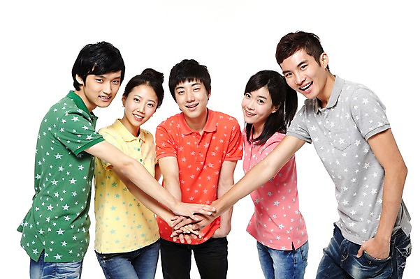 포토 JPG 스튜디오촬영 모델 학생 라이프스타일 여자 남자 대학생 포즈 운동화 모션 협력 대학생라이프 함께함 실내 서기 미소 웃음 누끼 사람 동양인 손짓 여러명 상반신 20대 성인 라이프 앞모습 친구 캠퍼스라이프 파이팅 한국인 반팔티셔츠 청바지 즐거움 열정 하이파이브 손모으기 포니테일 청년만 성인만 국내포토 헤어스타일 감정 뷰포인트 다수 신발 컨셉 티셔츠 바지 관계 표정 인종 청년 내부 생활 파일형식