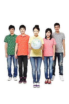 포토 JPG 스튜디오촬영 전신 모델 학생 라이프스타일 여자 남자 지구 대학생 포즈 운동화 대학생라이프 함께함 실내 서기 웃음 들기 누끼 사람 동양인 손짓 여러명 20대 성인 라이프 앞모습 친구 글로벌 지구본 캠퍼스라이프 한국인 반팔티셔츠 구 청바지 원형 열정 포니테일 청년만 성인만 국내포토 도형 헤어스타일 감정 뷰포인트 다수 신발 컨셉 티셔츠 바지 관계 모션 표정 인종 청년 내부 생활 파일형식