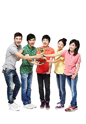 포토 JPG 스튜디오촬영 전신 모델 학생 라이프스타일 여자 남자 대학생 포즈 운동화 대학생라이프 함께함 실내 서기 웃음 누끼 사람 동양인 손짓 여러명 20대 성인 라이프 앞모습 친구 캠퍼스라이프 한국인 반팔티셔츠 청바지 우승 최고 트로피 즐거움 열정 포니테일 청년만 성인만 국내포토 헤어스타일 감정 뷰포인트 다수 신발 컨셉 티셔츠 바지 관계 모션 표정 인종 청년 내부 생활 상_우승 파일형식