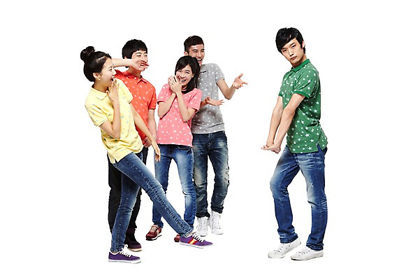 포토 JPG 스튜디오촬영 전신 모델 학생 라이프스타일 여자 남자 대학생 포즈 운동화 모션 대학생라이프 함께함 실내 서기 미소 웃음 누끼 사람 동양인 손짓 여러명 20대 성인 라이프 앞모습 친구 캠퍼스라이프 한국인 반팔티셔츠 청바지 즐거움 열정 포니테일 청년만 성인만 국내포토 헤어스타일 감정 뷰포인트 다수 신발 컨셉 티셔츠 바지 관계 표정 인종 청년 내부 생활 파일형식