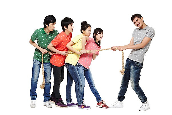 포토 JPG 스튜디오촬영 전신 모델 학생 라이프스타일 여자 남자 밧줄 줄 대학생 포즈 다수 운동화 모션 놀이 협력 대학생라이프 함께함 실내 서기 미소 웃음 누끼 사람 동양인 손짓 여러명 20대 성인 라이프 앞모습 친구 캠퍼스라이프 경쟁 한국인 반팔티셔츠 청바지 당기기 열정 줄다리기 포니테일 청년만 성인만 국내포토 헤어스타일 감정 뷰포인트 신발 컨셉 티셔츠 바지 관계 표정 인종 청년 내부 생활 파일형식