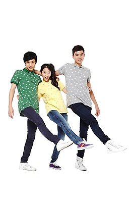 포토 JPG 스튜디오촬영 전신 모델 학생 라이프스타일 여자 남자 대학생 포즈 운동화 모션 어깨동무 대학생라이프 함께함 실내 서기 미소 웃음 누끼 사람 동양인 손짓 20대 성인 라이프 앞모습 세명 친구 캠퍼스라이프 기쁨 한국인 반팔티셔츠 청바지 열정 포니테일 청년만 성인만 국내포토 헤어스타일 감정 뷰포인트 신발 컨셉 티셔츠 바지 관계 표정 인종 청년 내부 생활 파일형식