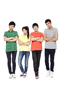 포토 JPG 스튜디오촬영 전신 모델 학생 라이프스타일 여자 남자 대학생 포즈 운동화 모션 대학생라이프 함께함 실내 서기 미소 웃음 누끼 사람 동양인 손짓 여러명 20대 성인 라이프 앞모습 친구 팔짱 캠퍼스라이프 한국인 반팔티셔츠 청바지 열정 포니테일 청년만 성인만 국내포토 헤어스타일 감정 뷰포인트 다수 신발 컨셉 티셔츠 바지 관계 표정 인종 청년 내부 생활 파일형식