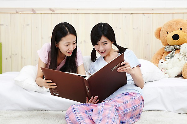 포토 JPG 전신 모델 학생 라이프스타일 여자 인형 대학생 포즈 베개 침구 모션 양갈래머리 대학생라이프 실내 미소 웃음 사람 앉기 동양인 20대 성인 두명 라이프 앞모습 친구 인테리어 눕기 캠퍼스라이프 카펫 곰인형 잠옷 한국인 침대 가리킴 앨범 즐거움 오브젝트 파자마파티 여자만 성인여자만 청년만 청년여자만 성인만 국내포토 헤어스타일 디자인 옷 감정 뷰포인트 가구 관계 표정 인종 손짓 청년 내부 생활 파티 파일형식