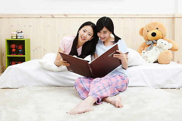 포토 JPG 전신 모델 학생 라이프스타일 여자 여유 인형 대학생 포즈 베개 침구 모션 양갈래머리 대학생라이프 휴식 실내 미소 웃음 사람 앉기 동양인 20대 성인 두명 라이프 앞모습 친구 인테리어 눕기 캠퍼스라이프 곰인형 잠옷 한국인 침대 가리킴 앨범 즐거움 오브젝트 파자마파티 장식장 여자만 성인여자만 청년만 청년여자만 성인만 국내포토 헤어스타일 디자인 옷 감정 뷰포인트 가구 컨셉 관계 표정 인종 손짓 청년 내부 생활 파티 파일형식