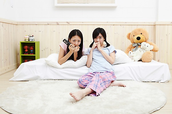 포토 JPG 전신 모델 학생 라이프스타일 여자 인형 대학생 포즈 베개 침구 모션 양갈래머리 대학생라이프 실내 사람 앉기 동양인 20대 성인 두명 라이프 앞모습 친구 인테리어 눕기 손들기 캠퍼스라이프 카펫 곰인형 잠옷 한국인 침대 리모컨 오브젝트 파자마파티 장식장 입가림 여자만 성인여자만 청년만 청년여자만 성인만 국내포토 헤어스타일 디자인 옷 뷰포인트 가구 관계 인종 청년 내부 생활 파티 가림 파일형식