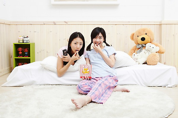 포토 JPG 전신 모델 학생 라이프스타일 여자 인형 대학생 포즈 베개 침구 모션 양갈래머리 대학생라이프 실내 미소 웃음 사람 앉기 동양인 20대 성인 두명 라이프 앞모습 친구 인테리어 눕기 캠퍼스라이프 곰인형 잠옷 한국인 침대 리모컨 즐거움 오브젝트 파자마파티 장식장 팝콘 여자만 성인여자만 청년만 청년여자만 성인만 국내포토 헤어스타일 디자인 옷 감정 뷰포인트 가구 관계 표정 인종 청년 내부 생활 파티 파일형식