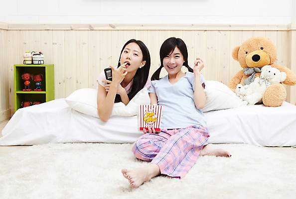 포토 JPG 전신 모델 학생 라이프스타일 여자 여유 인형 대학생 포즈 베개 침구 모션 양갈래머리 대학생라이프 휴식 실내 미소 웃음 사람 앉기 동양인 20대 성인 두명 라이프 앞모습 친구 인테리어 눕기 캠퍼스라이프 카펫 곰인형 잠옷 한국인 침대 리모컨 즐거움 오브젝트 파자마파티 장식장 팝콘 여자만 성인여자만 청년만 청년여자만 성인만 국내포토 헤어스타일 디자인 옷 감정 뷰포인트 가구 컨셉 관계 표정 인종 청년 내부 생활 파티 파일형식