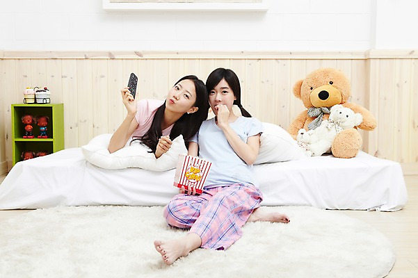 포토 JPG 전신 모델 학생 라이프스타일 여자 여유 인형 대학생 포즈 베개 침구 모션 양갈래머리 대학생라이프 휴식 실내 미소 웃음 사람 앉기 동양인 20대 성인 두명 라이프 앞모습 친구 인테리어 눕기 캠퍼스라이프 곰인형 잠옷 한국인 침대 리모컨 즐거움 오브젝트 파자마파티 장식장 팝콘 여자만 성인여자만 청년만 청년여자만 성인만 국내포토 헤어스타일 디자인 옷 감정 뷰포인트 가구 컨셉 관계 표정 인종 청년 내부 생활 파티 파일형식