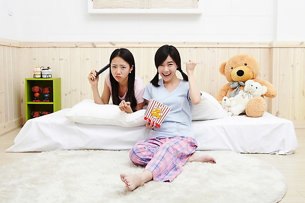 포토 JPG 전신 모델 학생 라이프스타일 여자 인형 대학생 포즈 베개 침구 모션 양갈래머리 대학생라이프 실내 미소 웃음 사람 앉기 동양인 20대 성인 두명 라이프 앞모습 친구 인테리어 캠퍼스라이프 카펫 곰인형 잠옷 한국인 침대 리모컨 즐거움 오브젝트 파자마파티 장식장 팝콘 뾰루퉁 여자만 성인여자만 청년만 청년여자만 성인만 국내포토 헤어스타일 디자인 옷 감정 뷰포인트 가구 관계 표정 인종 청년 내부 생활 파티 파일형식