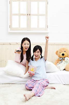 포토 JPG 전신 모델 학생 라이프스타일 여자 인형 대학생 포즈 창문 베개 침구 모션 양갈래머리 대학생라이프 실내 미소 웃음 사람 앉기 동양인 20대 성인 두명 라이프 앞모습 친구 인테리어 캠퍼스라이프 카펫 곰인형 잠옷 한국인 침대 리모컨 즐거움 오브젝트 파자마파티 팝콘 여자만 성인여자만 청년만 청년여자만 성인만 국내포토 헤어스타일 디자인 옷 감정 뷰포인트 가구 관계 표정 인종 청년 내부 생활 파티 파일형식