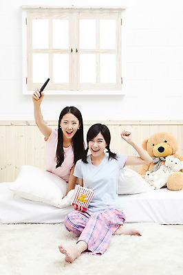포토 JPG 전신 모델 학생 라이프스타일 여자 여유 인형 대학생 포즈 창문 베개 침구 모션 양갈래머리 대학생라이프 휴식 실내 미소 웃음 사람 앉기 동양인 20대 성인 두명 라이프 앞모습 친구 인테리어 캠퍼스라이프 카펫 곰인형 잠옷 한국인 침대 리모컨 즐거움 오브젝트 파자마파티 팝콘 여자만 성인여자만 청년만 청년여자만 성인만 국내포토 헤어스타일 디자인 옷 감정 뷰포인트 가구 컨셉 관계 표정 인종 청년 내부 생활 파티 파일형식