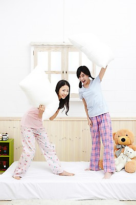 포토 JPG 전신 모델 학생 라이프스타일 여자 인형 대학생 포즈 창문 베개 침구 모션 양갈래머리 대학생라이프 실내 서기 미소 웃음 사람 동양인 20대 성인 두명 라이프 앞모습 친구 인테리어 캠퍼스라이프 곰인형 잠옷 한국인 침대 즐거움 오브젝트 싸움 파자마파티 장식장 여자만 성인여자만 청년만 청년여자만 성인만 국내포토 헤어스타일 디자인 옷 감정 뷰포인트 가구 관계 표정 인종 청년 내부 생활 파티 파일형식