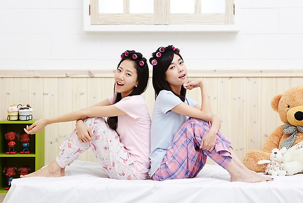 포토 JPG 전신 모델 학생 라이프스타일 여자 인형 대학생 포즈 창문 침구 모션 대학생라이프 실내 미소 웃음 사람 앉기 동양인 20대 성인 두명 라이프 옆모습 친구 인테리어 캠퍼스라이프 턱괴기 다정 곰인형 잠옷 한국인 등맞대기 침대 오브젝트 파자마파티 장식장 헤어롤 여자만 성인여자만 청년만 청년여자만 성인만 국내포토 디자인 옷 뷰포인트 가구 컨셉 관계 표정 인종 청년 내부 생활 파티 미용용품 파일형식