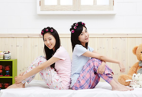 포토 JPG 전신 모델 학생 라이프스타일 여자 여유 인형 대학생 포즈 침구 모션 대학생라이프 휴식 실내 미소 웃음 사람 앉기 동양인 20대 성인 두명 라이프 옆모습 친구 인테리어 캠퍼스라이프 다정 잠옷 한국인 등맞대기 침대 즐거움 오브젝트 파자마파티 헤어롤 여자만 성인여자만 청년만 청년여자만 성인만 국내포토 디자인 옷 감정 뷰포인트 가구 컨셉 관계 표정 인종 청년 내부 생활 파티 미용용품 파일형식