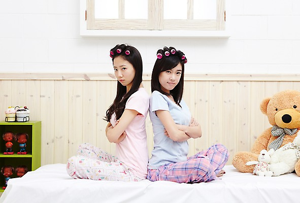 포토 JPG 전신 모델 학생 라이프스타일 여자 인형 대학생 포즈 창문 침구 모션 대학생라이프 실내 사람 앉기 동양인 20대 성인 두명 라이프 옆모습 친구 인테리어 팔짱 캠퍼스라이프 곰인형 잠옷 한국인 등맞대기 침대 심술 오브젝트 싸움 파자마파티 장식장 헤어롤 삐침 노려봄 뾰루퉁 여자만 성인여자만 청년만 청년여자만 성인만 국내포토 디자인 옷 감정 뷰포인트 가구 관계 표정 인종 청년 내부 생활 파티 미용용품 파일형식